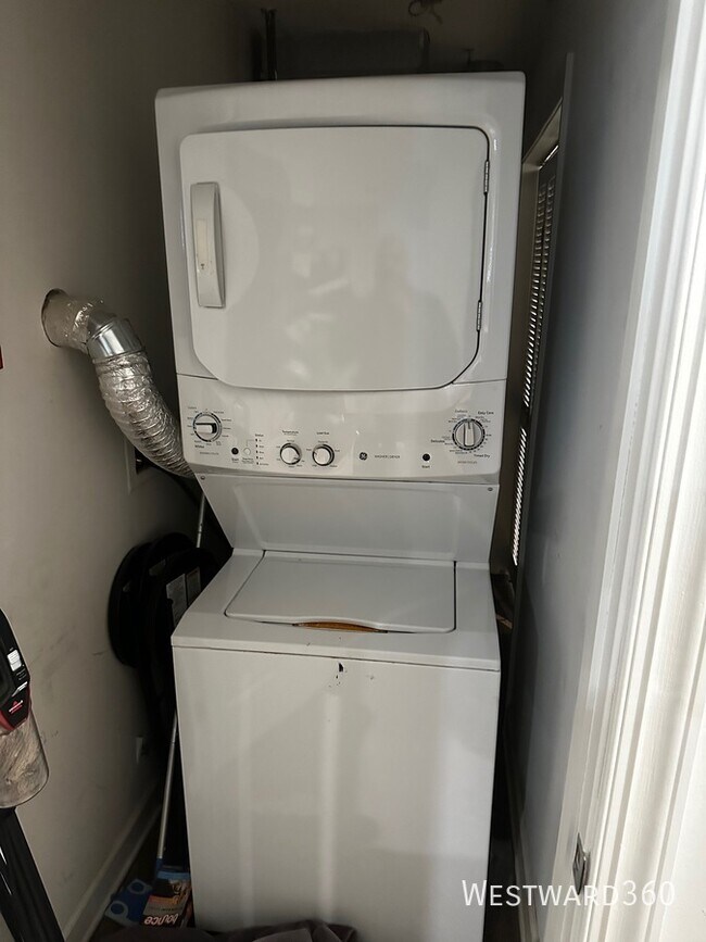 Building Photo - 2629 N Ashland Ave