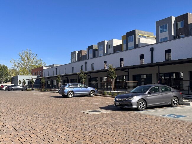 Building Photo - 475 Tailoff Ln