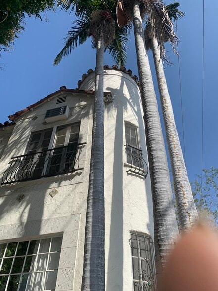 Building Photo - 802 N Sweetzer Ave