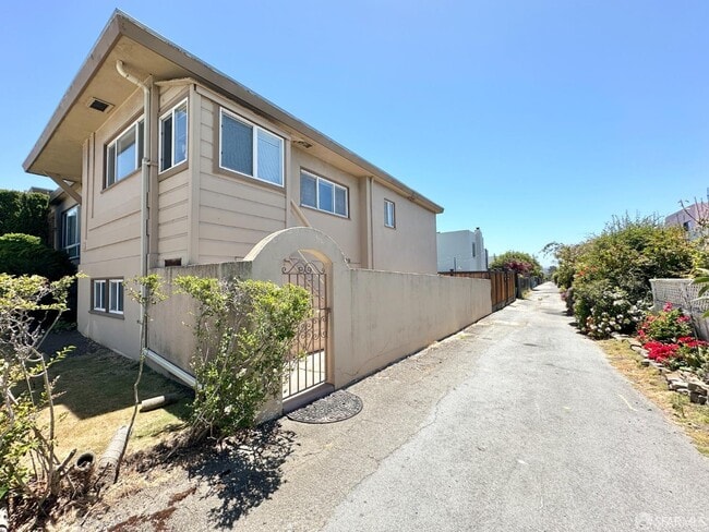 Building Photo - 1001 Sloat Blvd