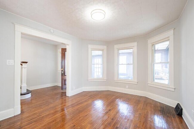Building Photo - 207 7th Ave