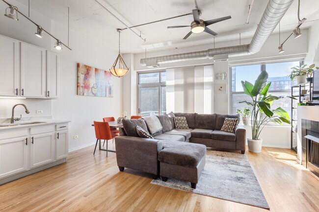 Building Photo - 933 W Van Buren St