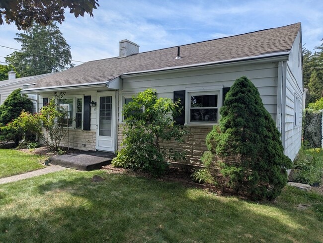 Building Photo - 3 Bedroom, 1 bath Single Family home for rent close to Uptown Kingston NY