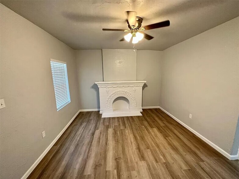 living room - 2912 NW 20th St