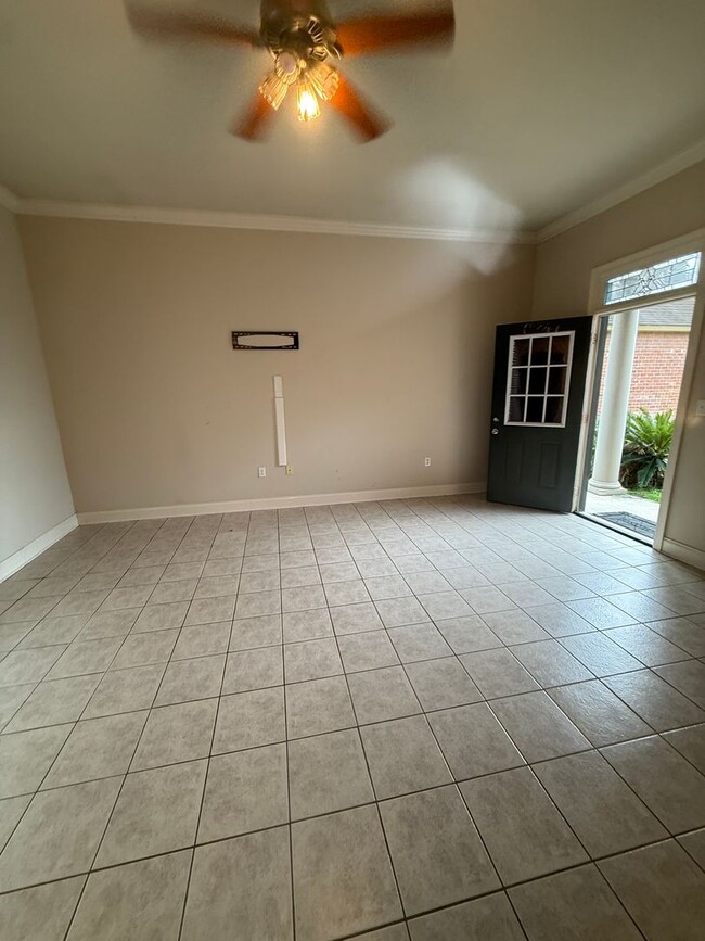 Building Photo - Beautiful Home on the Lake in Nicholson Lake Subdivision and Near LSU