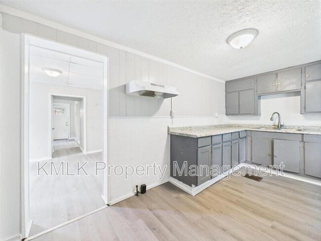 Building Photo - 448 E Voris St
