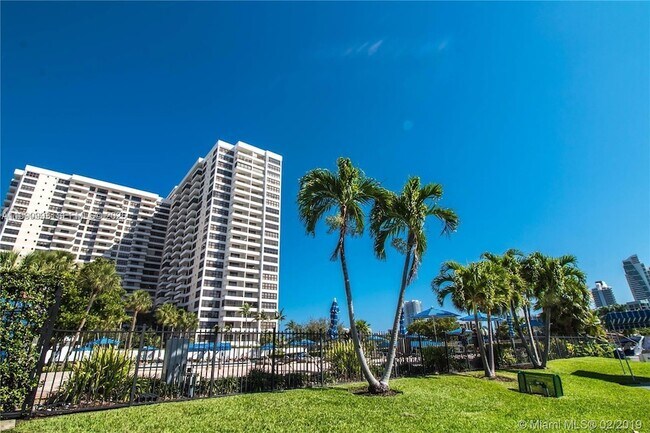 Building Photo - 2500 Parkview Dr