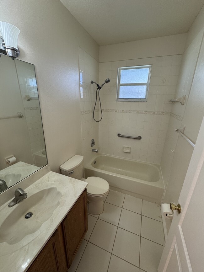 Building Photo - 1522 Breese St NE