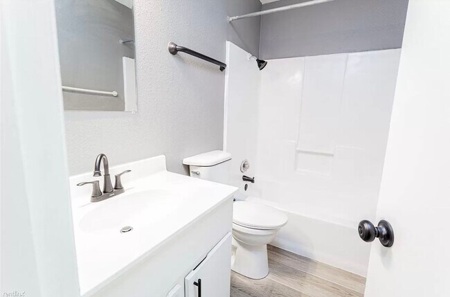 Building Photo - 4900 E Stassney Ln