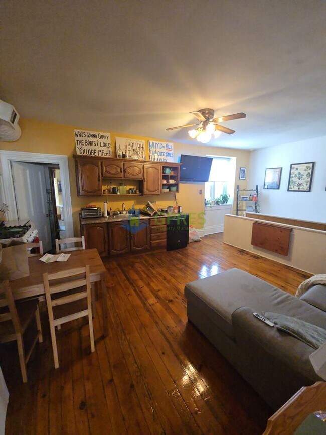 Building Photo - Amazing 2- bedroom 3rd floor apartment in the Southside must see!