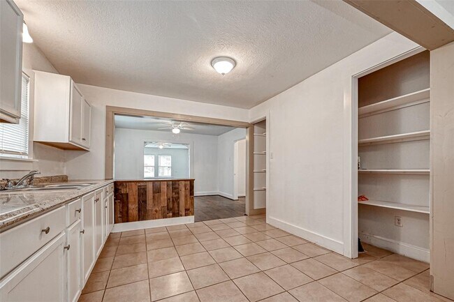 Building Photo - 7119 Farnsworth St