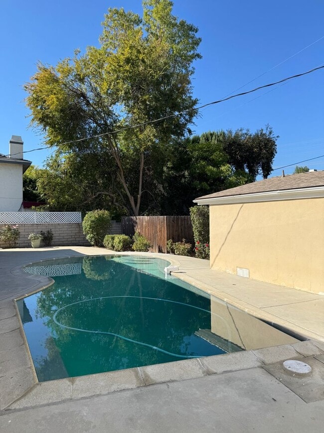 Building Photo - Open Thursday 12/11 3-4pm Private HOME 3bed/2 bath + POOL in Woodland Hills!