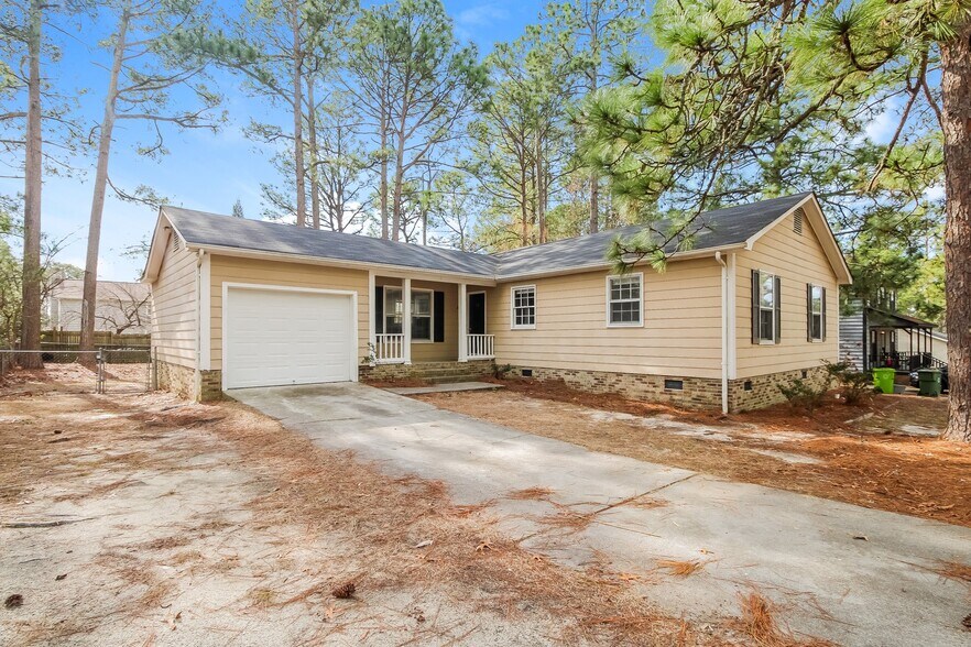 Building Photo - 216 Pond Ridge Rd E