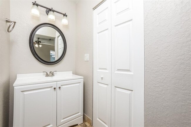 Building Photo - 1442 Lakecrest Dr