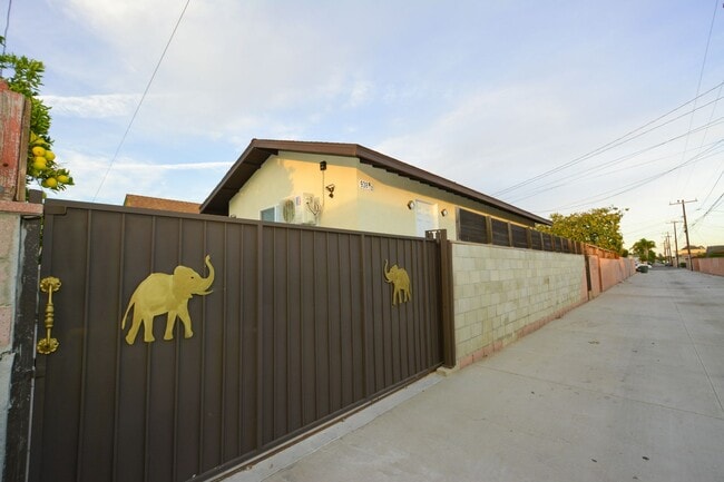 Building Photo - 2BED/1BATH Guest House In Oxnard