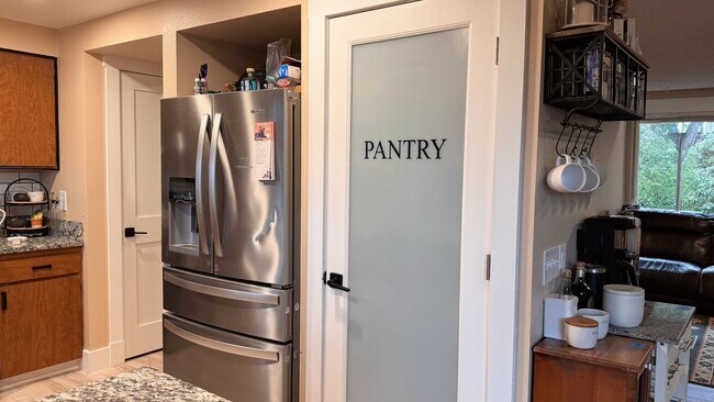 Building Photo - Fantastic Home Close to Schools, Shopping ...