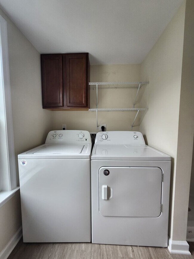 Building Photo - 1211 Villa Ln