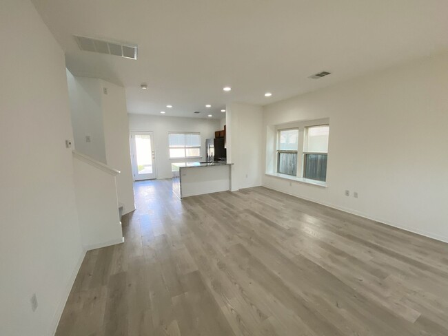 Building Photo - Modern Comfort Meets Ideal Location - 3BR/...