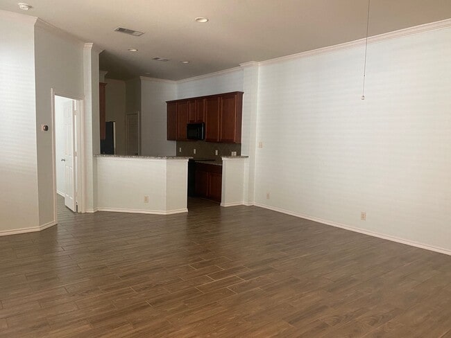 Building Photo - Beautiful 3 bedroom townhome available for rent for ASAP move in!!!! Medical Center Area!!!