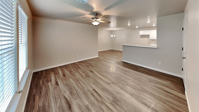 Building Photo - Luxury 3 Bedroom 2 Bathroom Duplex with 2 ...