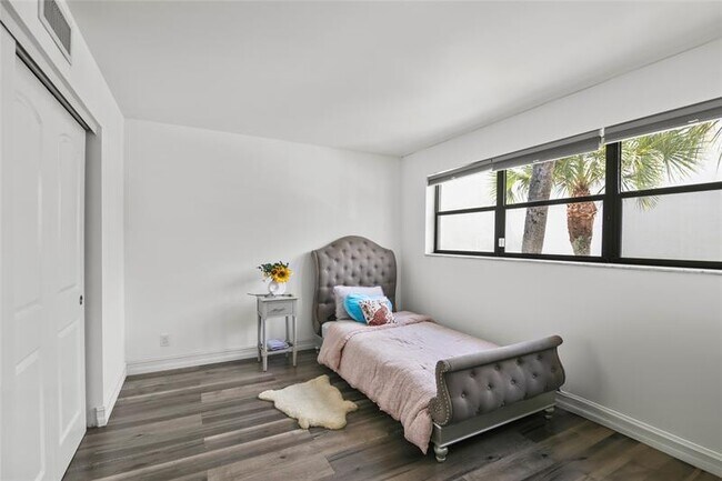 Building Photo - 2310 S Cypress Bend Dr