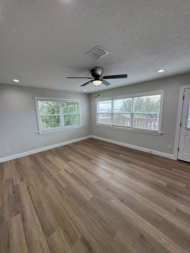 Building Photo - Beautifully Renovated 2-Bed/1-Bath Upstair...