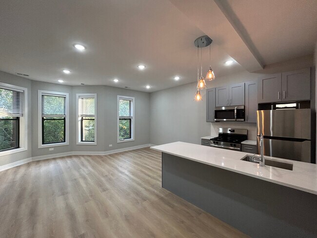 Primary Photo - 423 W Belden Ave