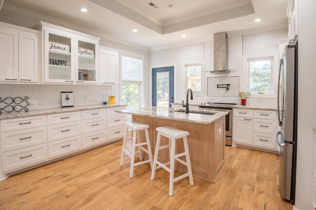 Building Photo - PREMIERE FURNISHED OFF-SEASON SHORT TERM RENTAL!