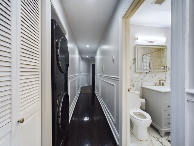 Building Photo - 5005 S Prairie Ave