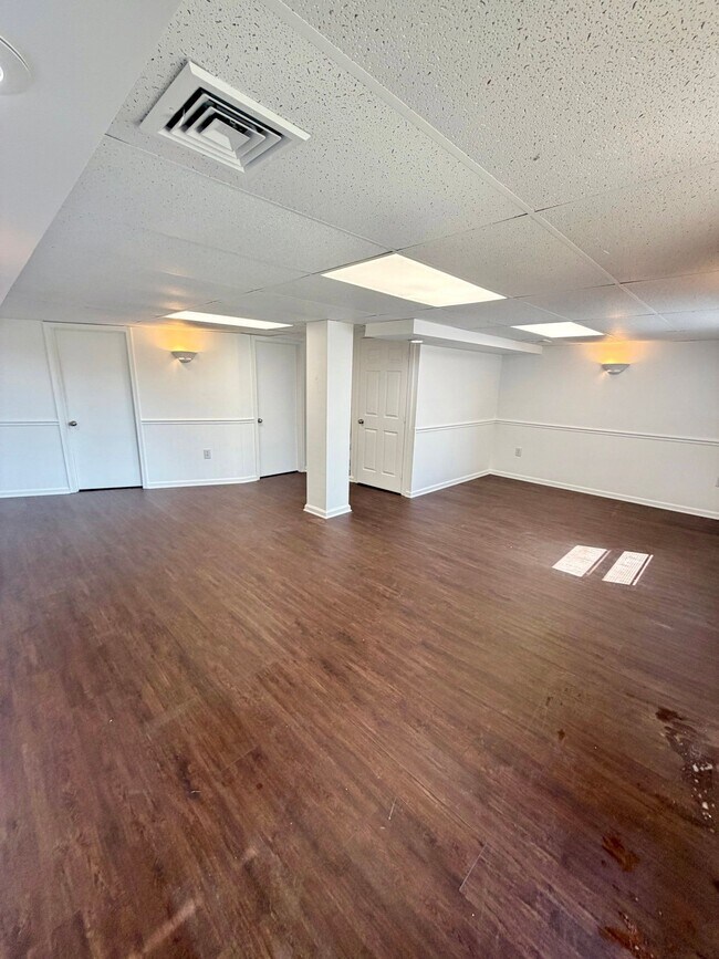 Building Photo - 33 Park View Dr