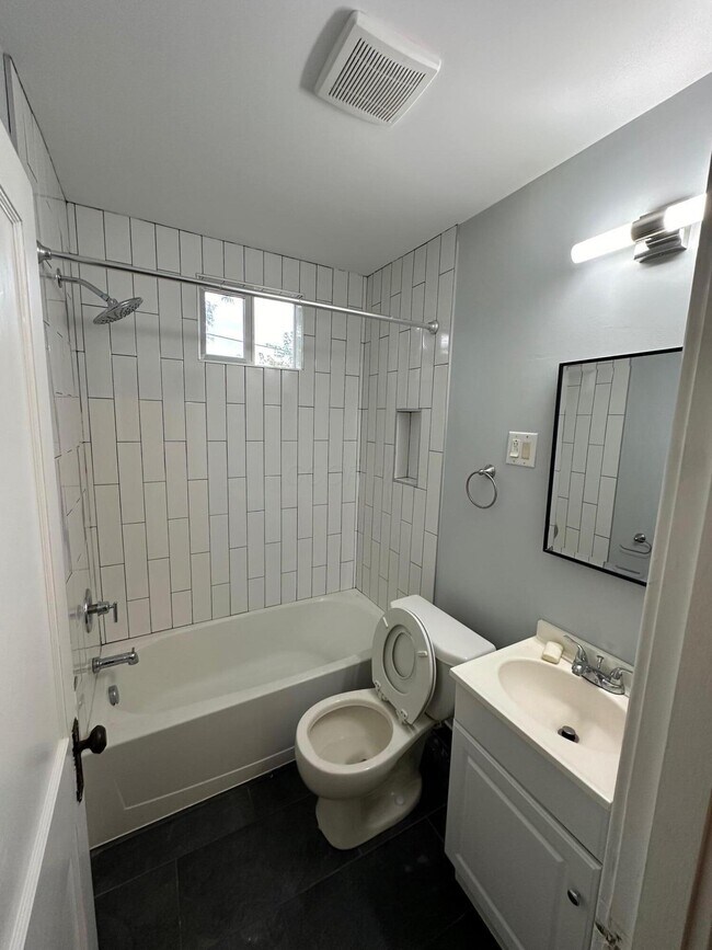 Building Photo - 99-101-101 Tibet Rd