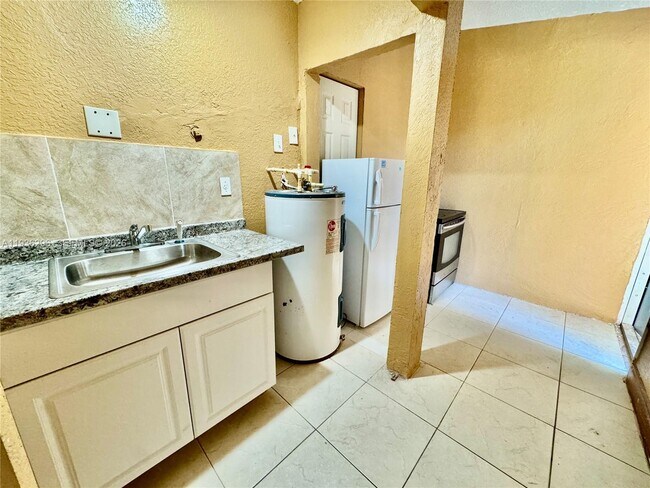 Building Photo - 6032 SW 38th St