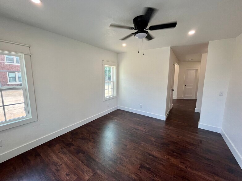 Living room - 2409 N Robinson Ave