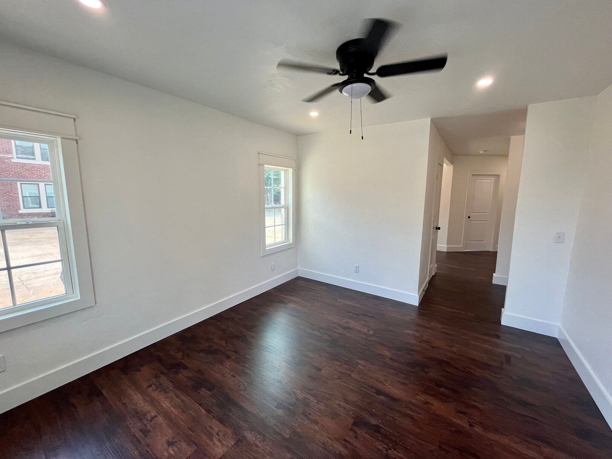 Living room - 2409 N Robinson Ave