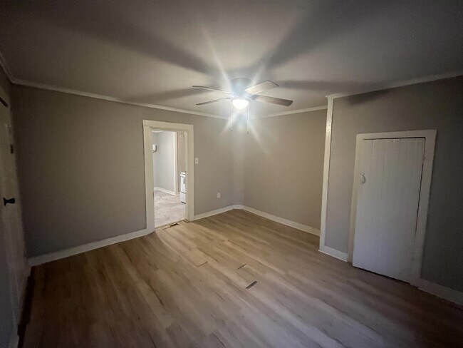 Building Photo - 109 N Spring St