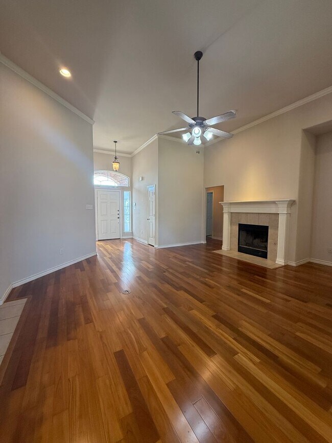 Building Photo - 4/2/2 with Fireplace - Wonderful YARD - Community Pool