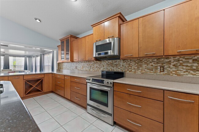 Building Photo - Absolutely stunning executive (LARGE) 3 BR / 2 BA / 2 Car Garage home in the highly sought after ...