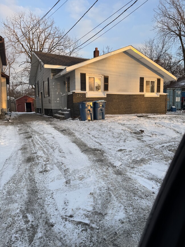 Building Photo - 1925 Sheridan Rd