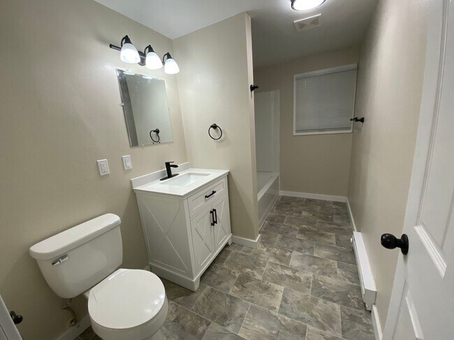 Building Photo - RENOVATED 1BD/1BA LOWER SOUTH HILL APT | A/C | DW | PET FRIENDLY | AVAIL UPON REQUEST