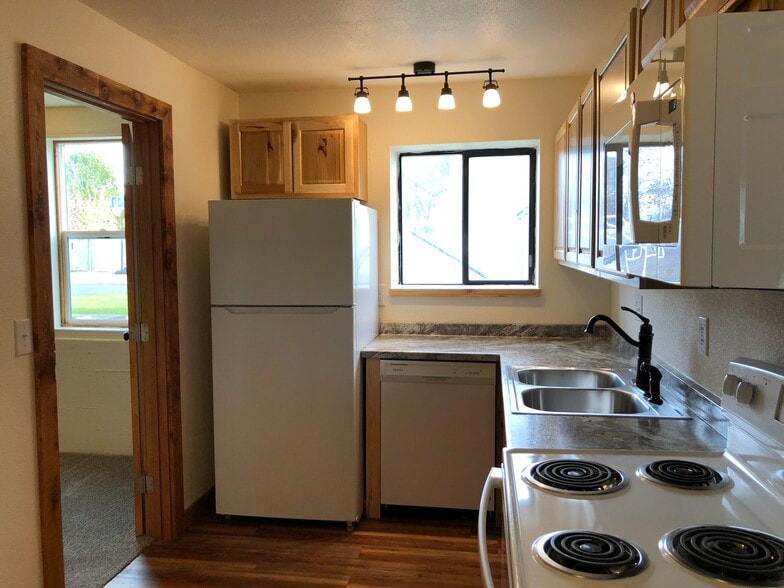 Building Photo - 605 Princeton Ave N