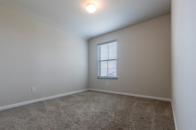 Building Photo - 3327 Sumac Dr
