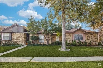 Building Photo - 3 Bedroom Duplex - Updated and Bright - Av...