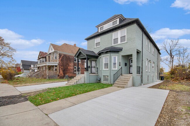 Building Photo - Lower Unit - Newly Constructed - 2 bed/2 bath - Must See!