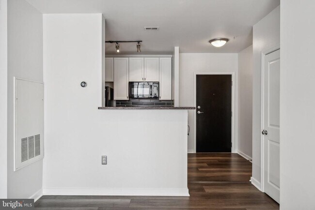 Building Photo - 851 N Glebe Rd