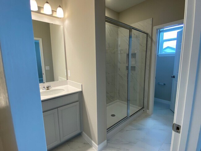 Building Photo - MOVE IN SPECIAL $300 1ST MONTH