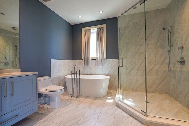 Building Photo - Luxurious 3BR/2BA Condo – Near University of Chicago in the heart of Hyde Park!