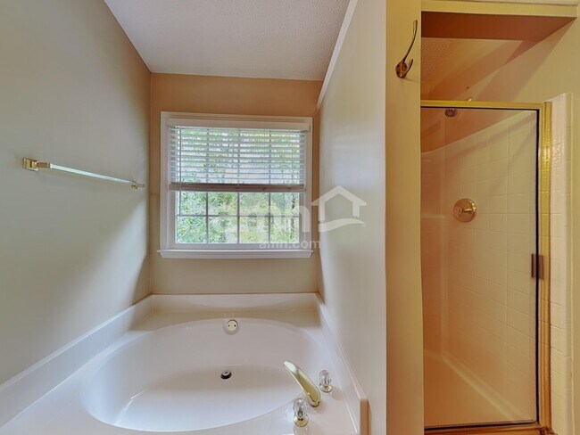 Building Photo - 601 Crossing Dr