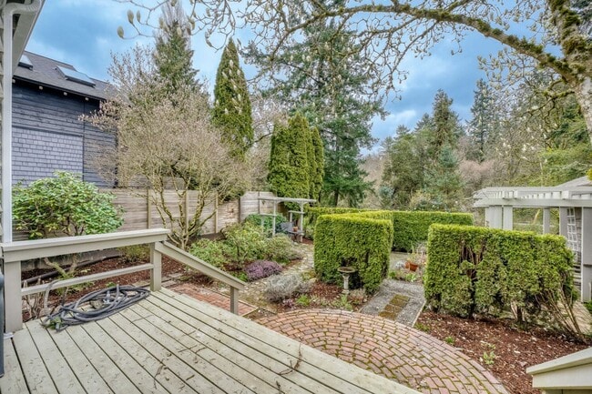 Building Photo - Montlake/Madison Park Area | Remodeled 3 Bed + Bonus Spaces | Arboretum Access