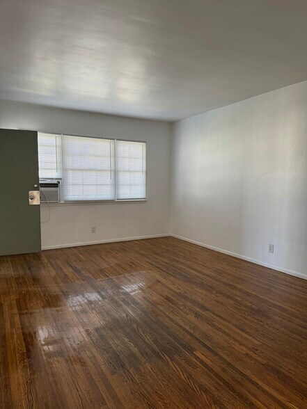 Sunny living room - 1380 Masselin Ave