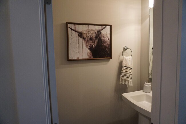 Building Photo - 509 Rosedale Ave E